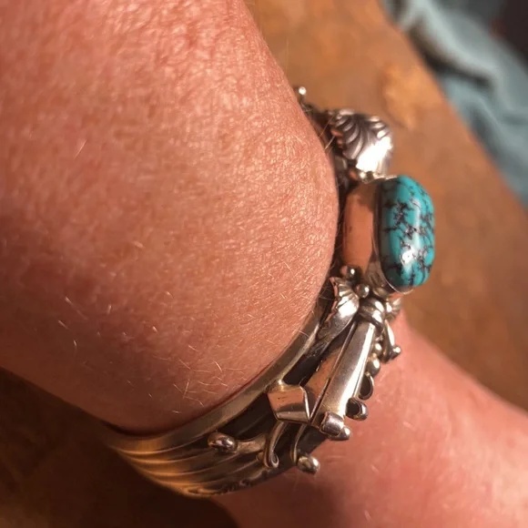 NAVAJO CUFF BRACELET by Tom Willeto, signed, sterling silver and turquoise - Picture 15 of 17